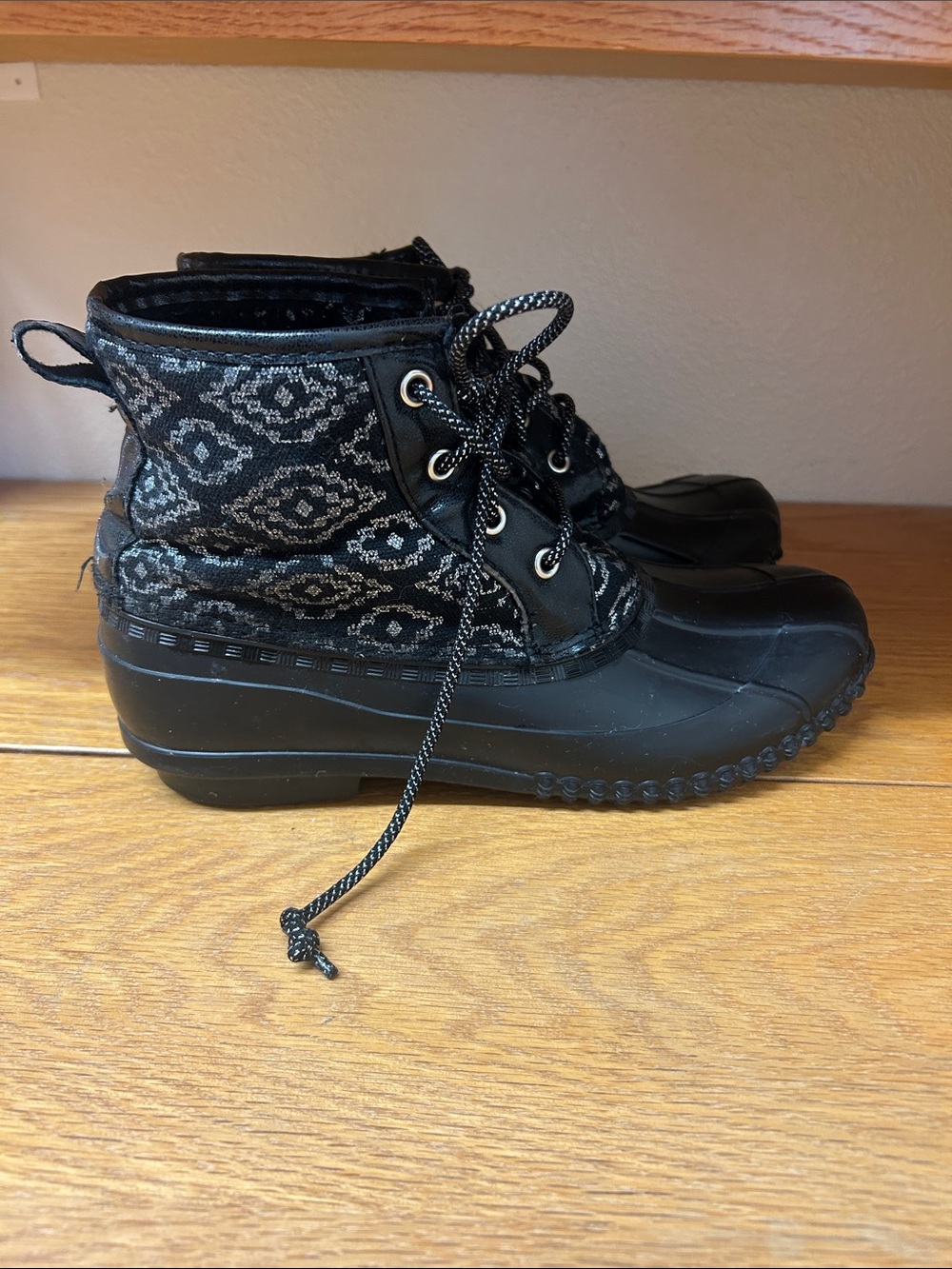 Justice Girls Black Patterned Duck Boots Sz 9